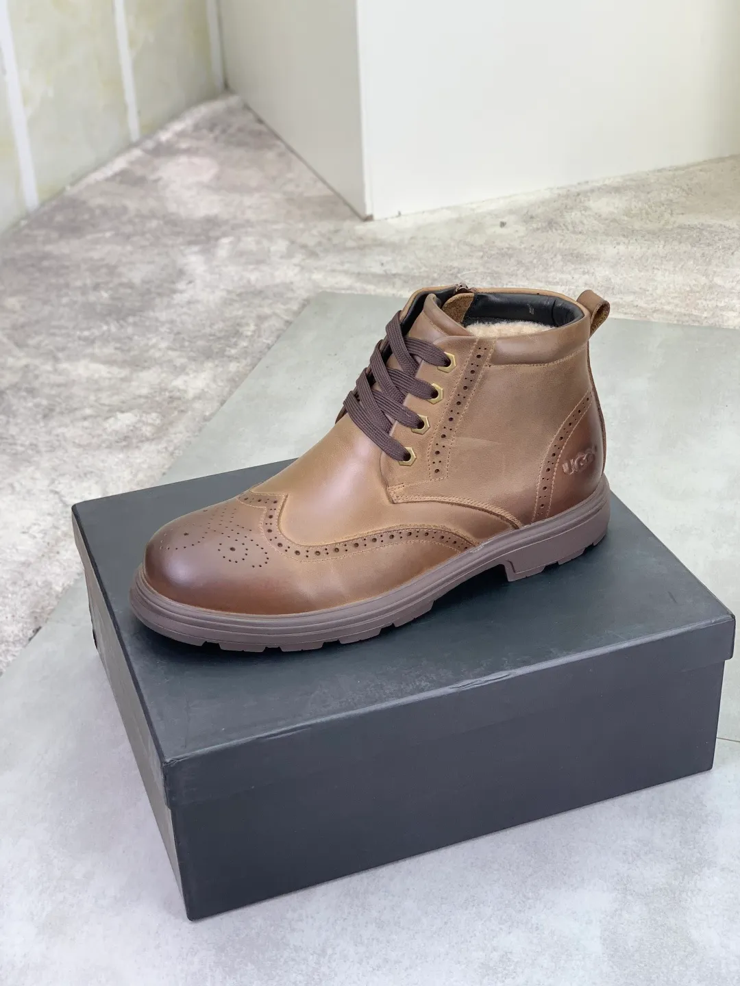 Men's shoes 💰P620 [New style] 💰 🆘 "Real wool" [UGG] 👉The popular men's shoes are synchronized with the official website 🔰The quality [proud] is not comparable to the imitations in the general market 🌀The upper is imported Italian frosted cowhide, and the lining: foot pads 🅰️Grade 🐑Real wool👻Only Grade A can show the effect The hand feels smooth and delicate 🔱The shoe shape is grand, only the factory can do it 🎄The perfect toughness of the original outsole 👻⬛️ can allow customers to say goodbye to one-time consumption. Real wool lining, super warm. Brown and gray available. Size: 38-44